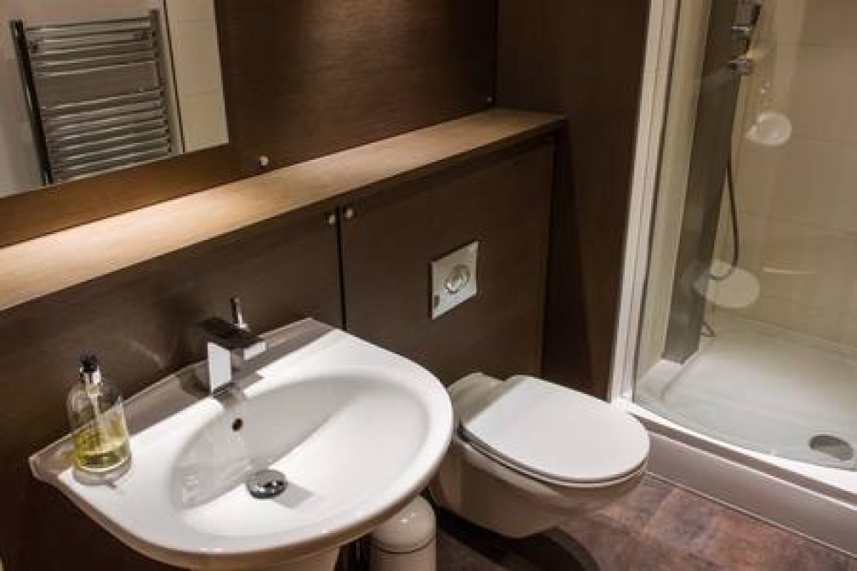 10 Bathroom 202
